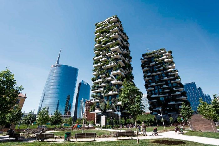 Bosco Verticale tại Milan là một trong những công trình xanh nổi bật nhất, gồm hai tòa tháp được bao phủ bởi hơn 900 cây cối và 20.000 loài thực vật. Không chỉ tạo ra một không gian sống hài hòa với thiên nhiên, thiết kế này còn giúp lọc không khí, giảm nhiệt đô thị và cải thiện chất lượng cuộc sống cho cư dân.