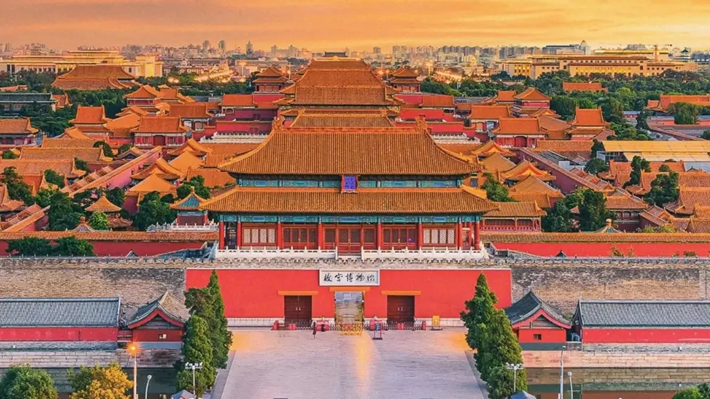 Tử Cấm Thành tại Bắc Kinh là công trình kiến trúc cổ đại lớn nhất thế giới, biểu tượng quyền lực của các triều đại phong kiến Trung Quốc. Được xây dựng vào thế kỷ 15, nơi đây mang đậm phong cách kiến trúc Trung Hoa truyền thống.